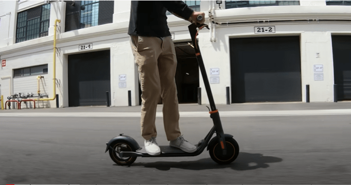 electric scooter foot position